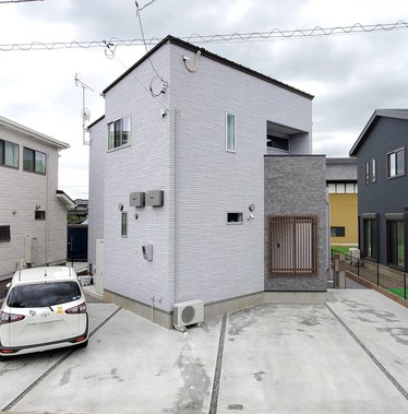 道路から見た外観