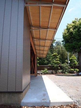 腕木を鉄骨とした板金庇