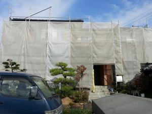 外壁洗浄前の養生してます