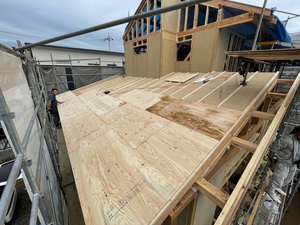 つくば市Y様邸　新築工事　大工工事　屋根合板貼りをおこないました