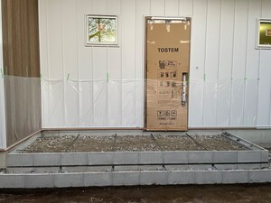 つくば市I様邸 新築工事 外構工事 タイル下地作成の砕石敷き均しをおこないました