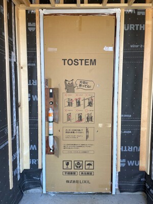 つくば市I様邸 新築工事 大工工事 玄関ドア取り付けをおこないました