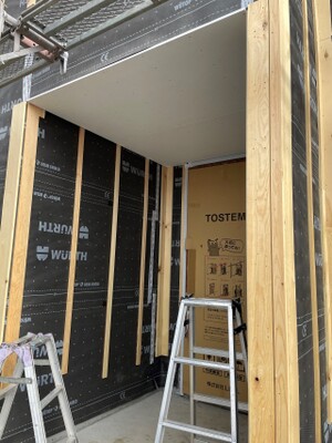 つくば市I様邸 新築工事 大工工事 玄関上部ケイカル板取り付けをおこないました